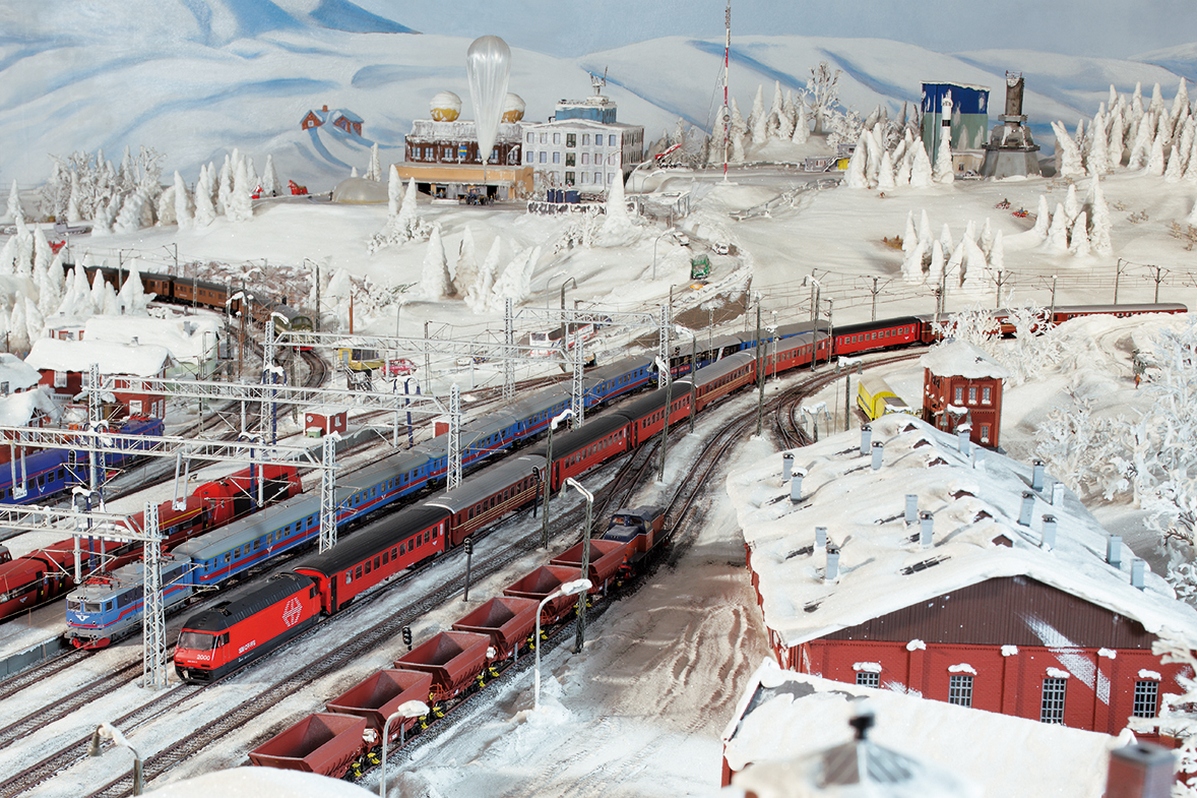 <h3>Za každého počasí</h3><p><strong>Kiruna, Švédsko</strong></p><p>Meteorologická stanice shlíží z vrcholku hory na vlakové nádraží ve švédské Kiruně, kde se provoz nezastaví ani po vydatné sněhové nadílce. Zmenšenina přitom zahrnuje mimo jiné úctyhodné dva kilometry kolejí.</p>