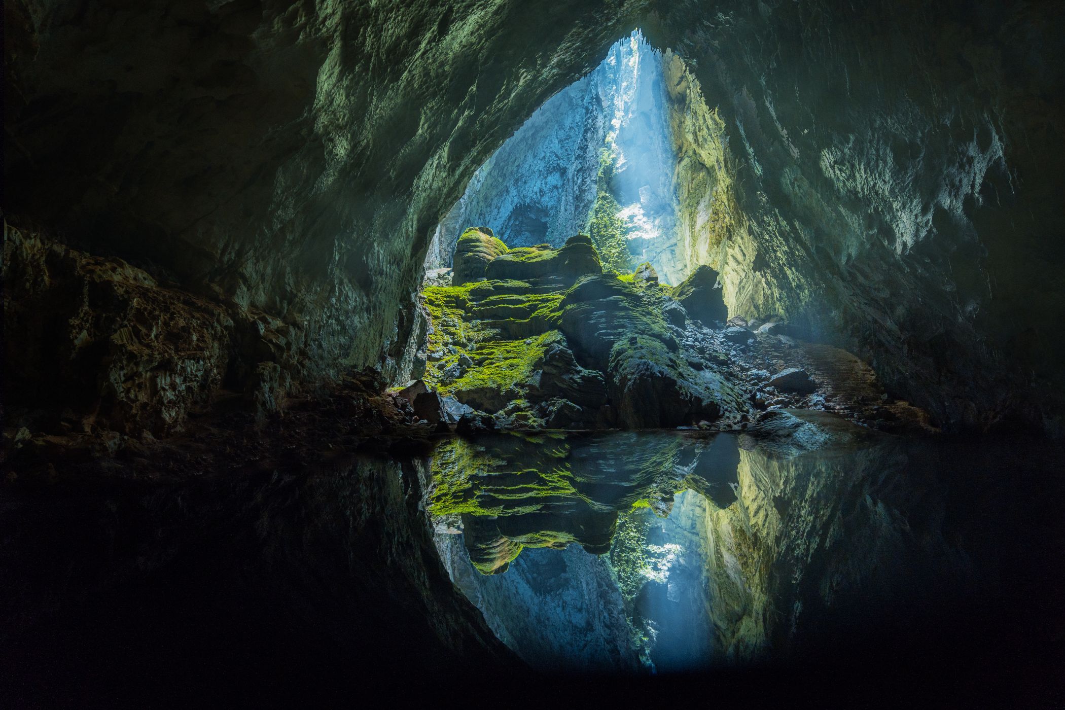 <p>Tato fotografie výmluvně svědčí o velikosti jeskyně Son Doong. Pokud máte dobrý zrak nebo možná spíše představivost, objevíte na úrovni nejvýše položených zelených ploch lidskou postavu.<em> (foto: Shutterstock)</em></p>
