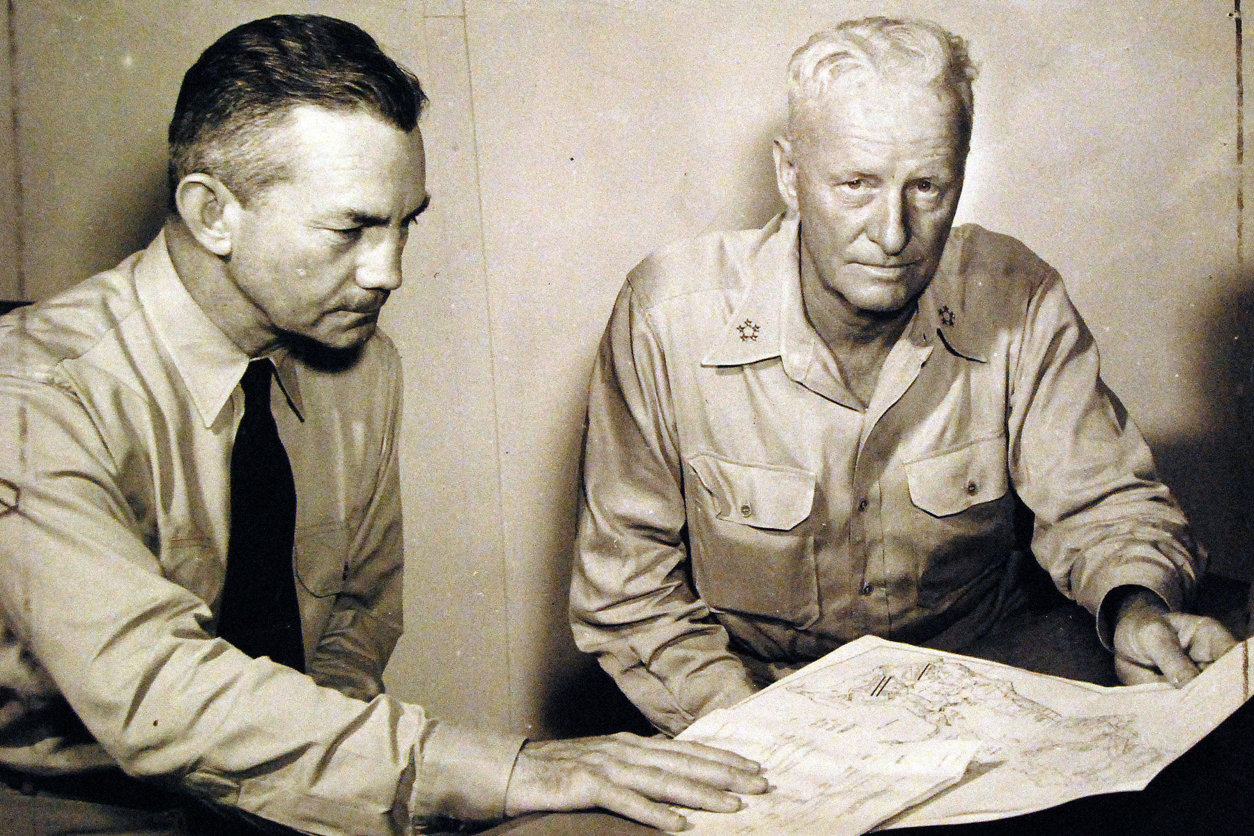 <p>Ministr James V. Forrestal (vlevo) s admirálem Nimitzem nad plány invaze na Iwodžimu. <em>(foto: Wikimedia Commons, U.S. Navy, CC0)</em></p>