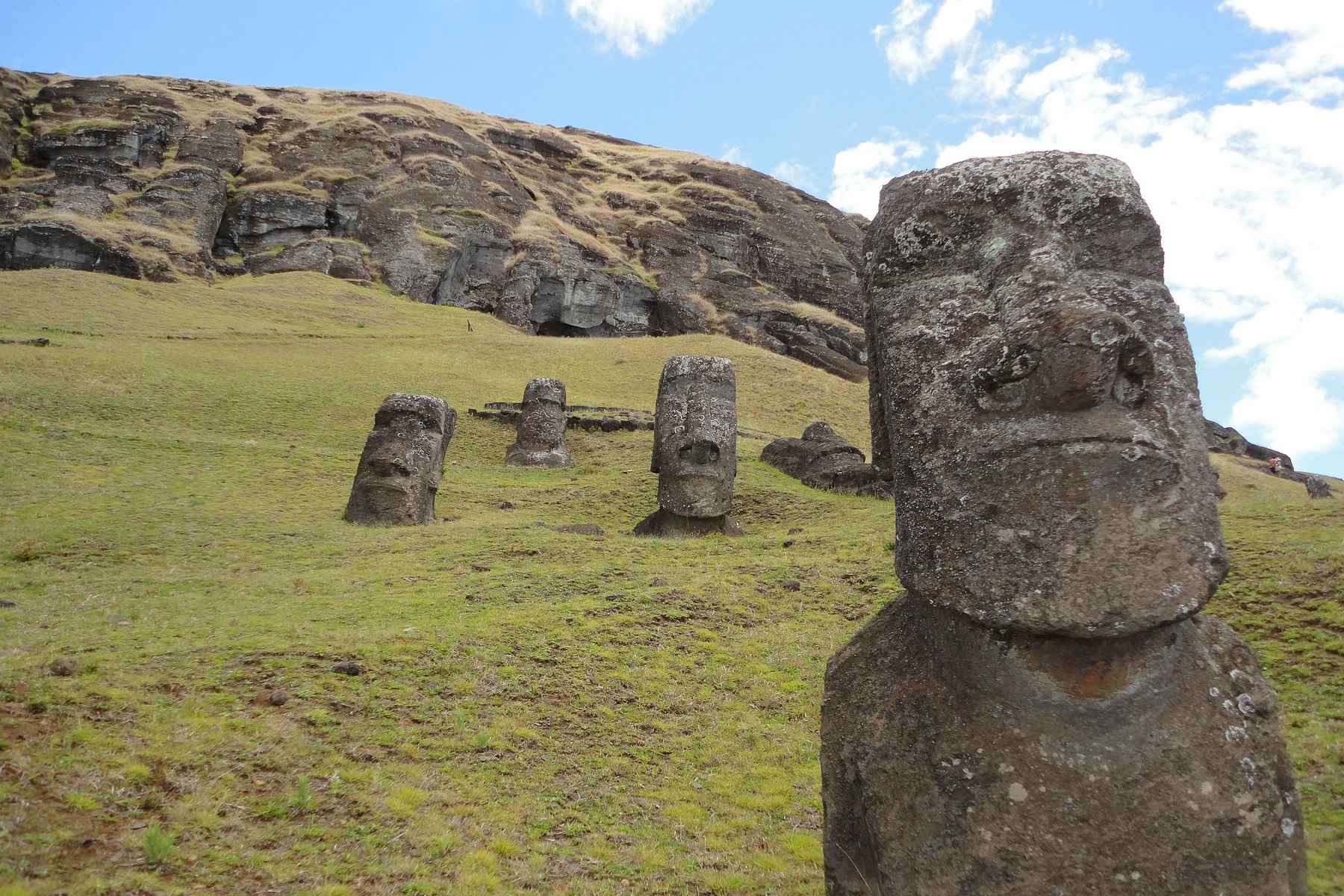 <p>Na Velikonočním ostrově se dnes nachází necelých devět set soch moai. Podle jedné z teorií jimi stavitelé označovali zdroje vody. <em>(foto: Wikimedia Commons, Gonzalezavila, CC BY-SA 3.0)</em></p>