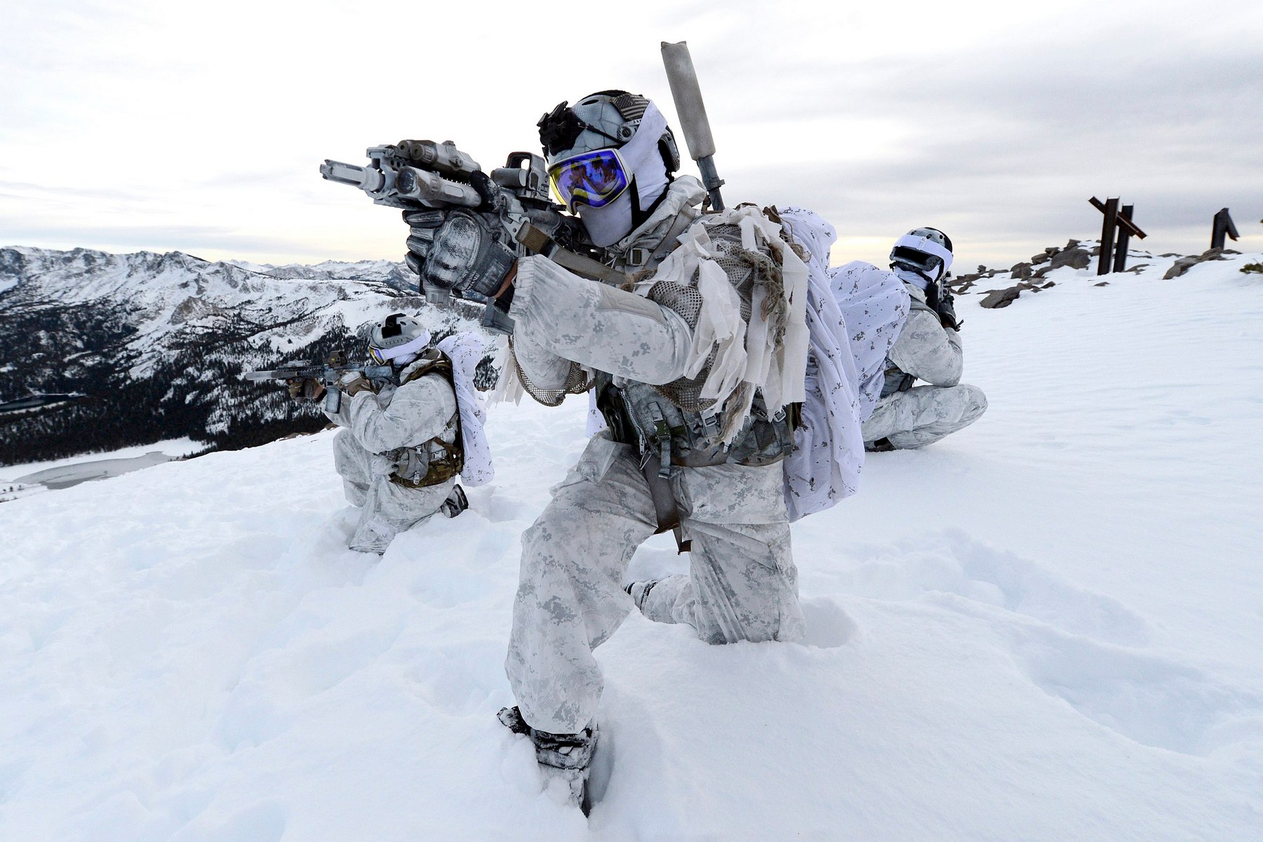 <p>Projekt agentury DARPA by měl zvýšit produkci tělesného tepla při spalování tuku v hnědé tukové tkáni a zajistit tím přežití vojákům i dalším lidem v extrémně chladném prostředí.<em> (foto: Wikimedia Commons, U.S. Navy, Chris Desmond, CC0)</em></p>