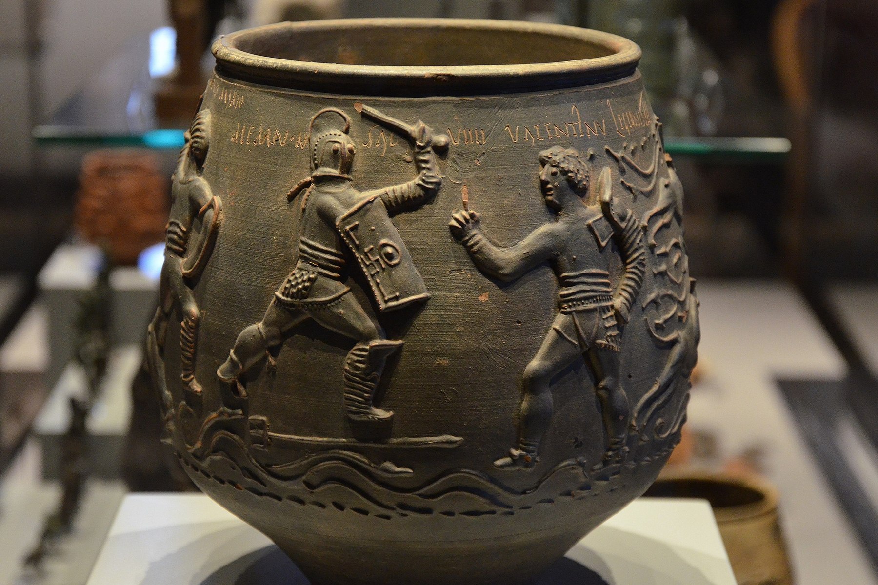 <p>Proti původním představám se ukázalo, že slavná váza z Colchesteru s vyobrazením gladiátorů byla vyrobena z ryze britského jílu.<em> (foto: Wikimedia Commons, Carole Raddato, CC BY-SA 2.0)</em></p>
