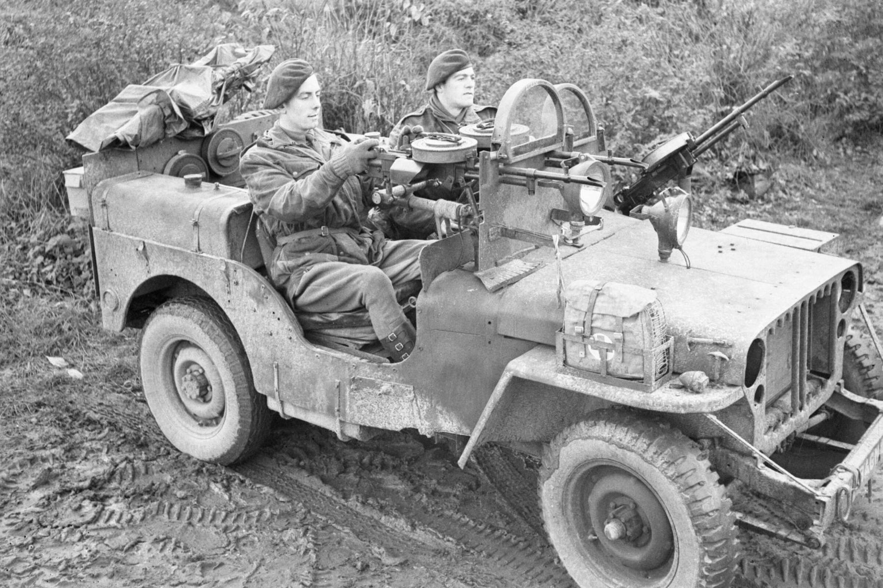 <p>Příslušníci britských SAS v jeepu vyzbrojeném kulomety Vickers K. <em>(foto: Wikimedia Commons, Imperial War Museums, CC0 (IWM Non Commercial Licence)</em></p>