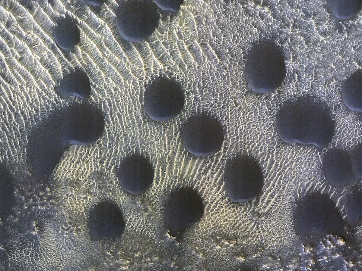 <p>Kruhové duny na snímku z výšky zhruba 300 kilometrů. <em>(foto: NASA/JPL-Caltech/UArizona, CC BY-SA 4.0)</em></p>