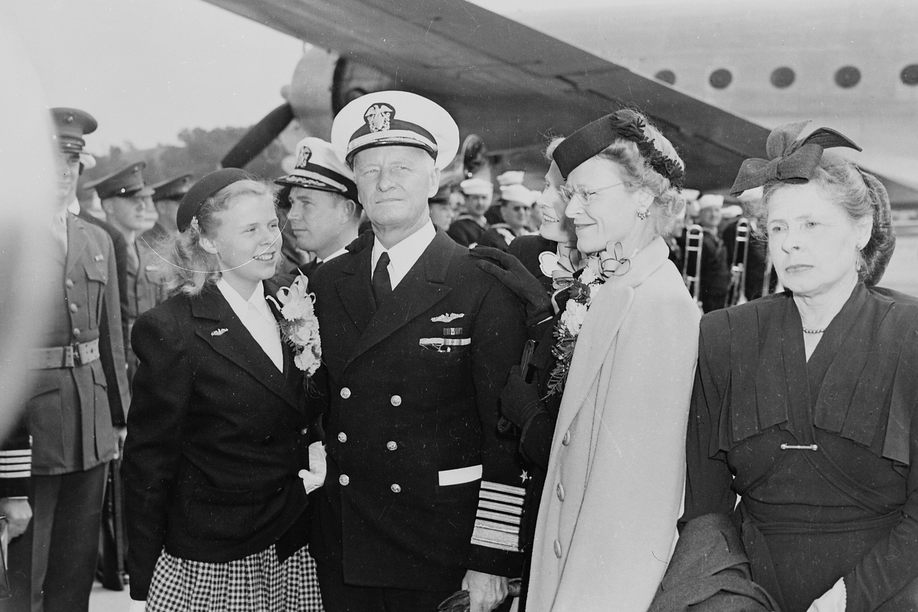 <p>Admirál Nimitz se svou rodinou po skončení druhé světové války. <em>(foto: Wikimedia Commons, NARA, CC0)</em></p>