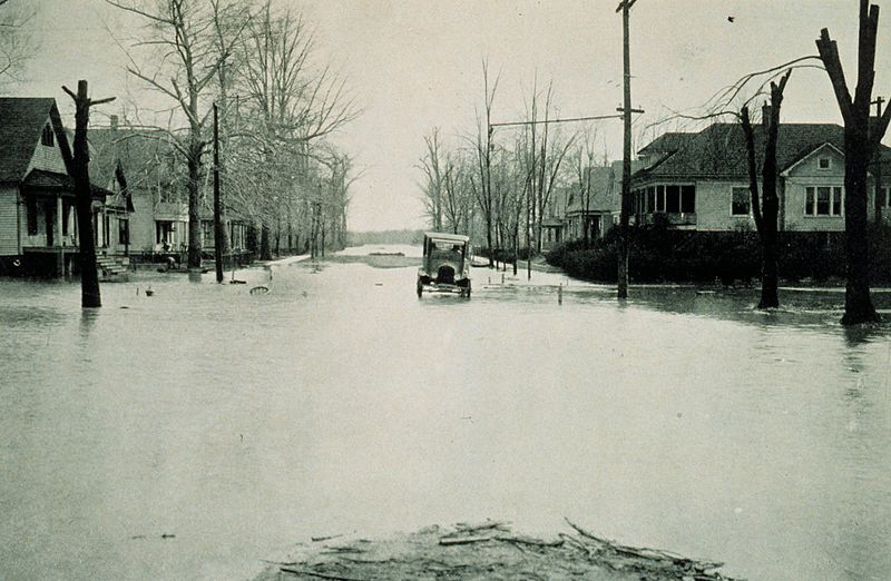 <h3>Velká řeka</h3><p><strong>Rozvodněná Mississippi | 15. dubna 1927</strong></p><p>K prvním rozsáhlejším záplavám došlo už v roce 1926, ale až na Nový rok 1927 vystoupila hladina řeky Cumberland v Nashville na děsivých 17 metrů. <strong>Deště spolu s přítoky zvedly následně hladinu řeky Mississippi </strong>(v jazyce místních indiánů „Velká řeka“)<strong>, která se 15. dubna vylila z koryta a zaplavila území o rozloze neuvěřitelných 70 000 </strong><strong>km²</strong>. Lidé přišli o své domovy, selhala humanitární pomoc a velké ztráty zasáhly celkem deset amerických států.</p>