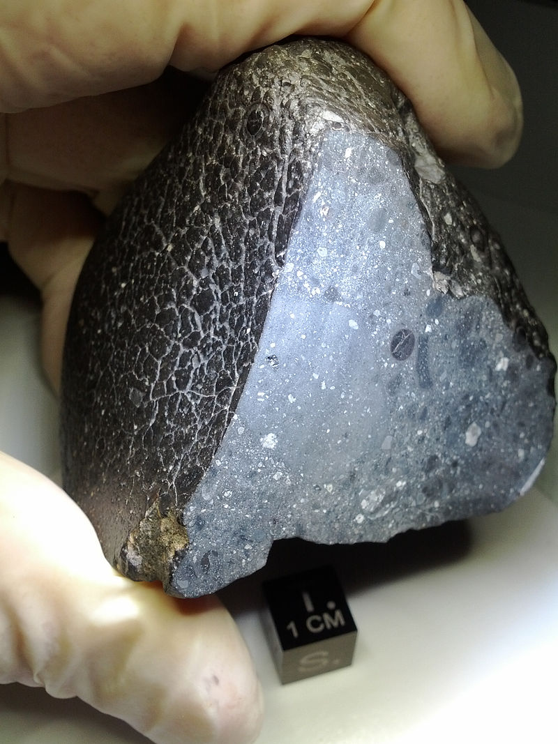 Černá kráska - 4,4 miliardy let starý meteorit - 