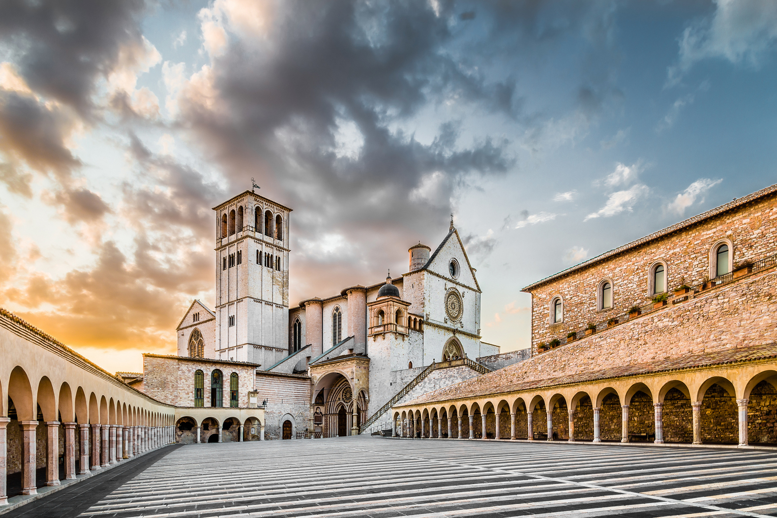 <p>Bazilika sv. Františka z Assisi sestává ze dvou chrámů a kláštera. Dovnitř se vchází z náměstí lemovaného kolonádami.</p>