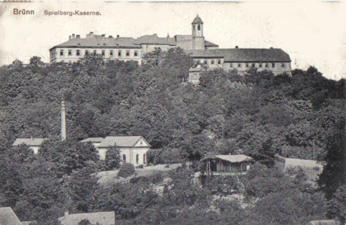 Špilberk - Dobová pohlednice zachycuje jednu z hlavních dominant města Brna, hrad Špilberk. Desítky revolucionářů, povstalců, rebelů a vlastenců, kteří zde byli vězněni za odboj proti Vídni, vysloužily pevnosti smutné renomé.