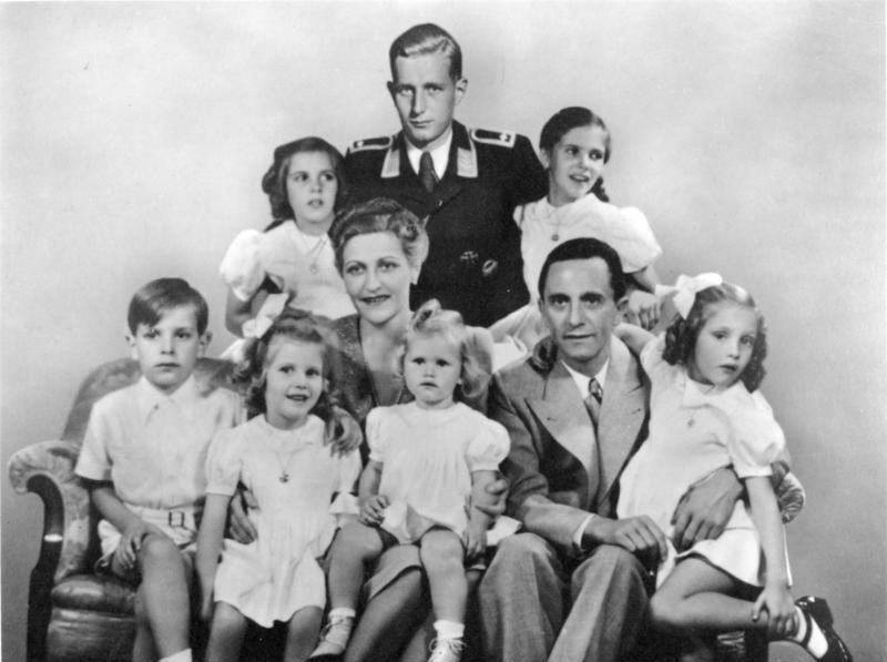 <p>Goebbelsovi – rodina v plném počtu, nahoře Magdin syn Harald z prvního manželství. <em>(foto: Wikimedia Commons, Bundesarchiv, CC-BY-SA 3.0)</em></p>