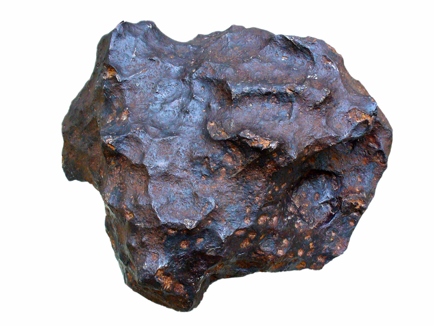 <h3>Železné meteority</h3><p>I když jsou nejhojnějším typem meteoritů v meziplanetárním prostoru chondrity, v pozemských sbírkách se nejčastěji setkáme s meteority železnými. Snášejí totiž průlet atmosférou lépe než chondrity, dobře odolávají pozemské erozi a také se dají snadněji odlišit od běžných pozemských hornin. <strong>Železné meteority představují pozůstatky jader zárodků planet o průměru několika stovek kilometrů. </strong><em>(foto: Wikimedia Commons, H. Zell, CC BY-SA 3.0)</em></p>