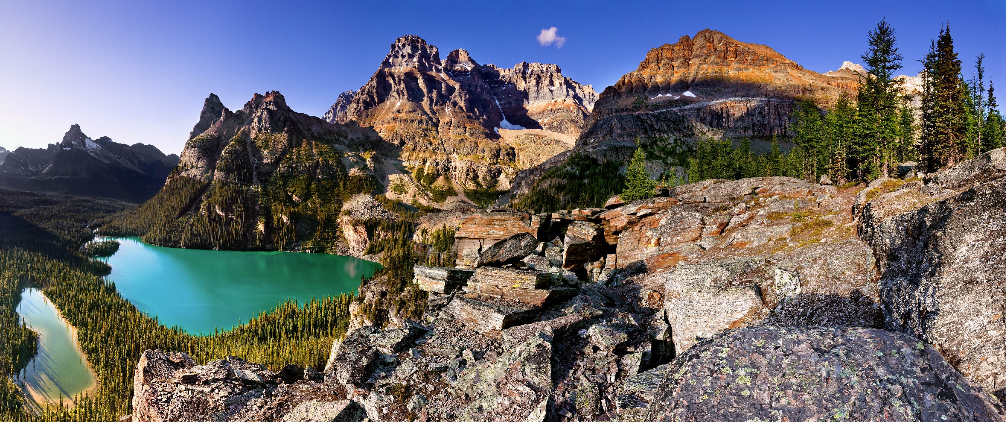 Z úpatí Mount Shaffer -<p>Pohled na Lake O´Hara z jižní strany od úpatí Mount Shaffer. Zapadající slunce nasvěcuje vrcholy Wiwaxy Peak, Mount Huber a Yukness. Vlevo dole je Mary Lake a vzadu na levé straně špice Mount Cathedral</p>