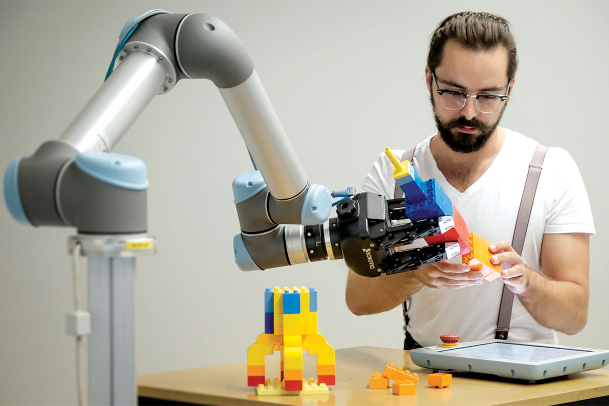 Výuka robota -<p>Robot se zdokonaluje ve stavění z kostek s lidským učitelem</p>
