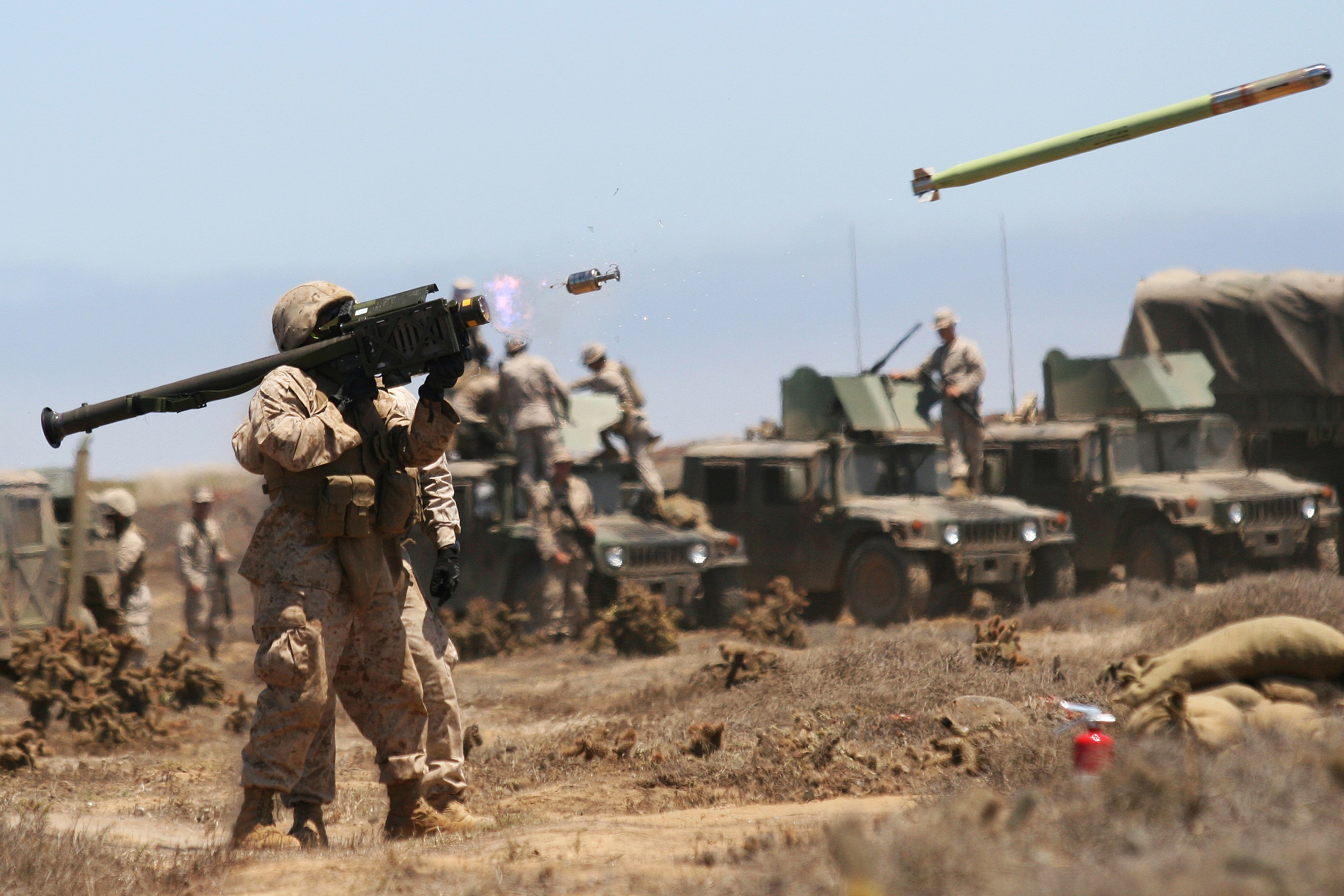 <p>Příslušník americké námořní pěchoty odpaluje střelu FIM-92 Stinger</p>