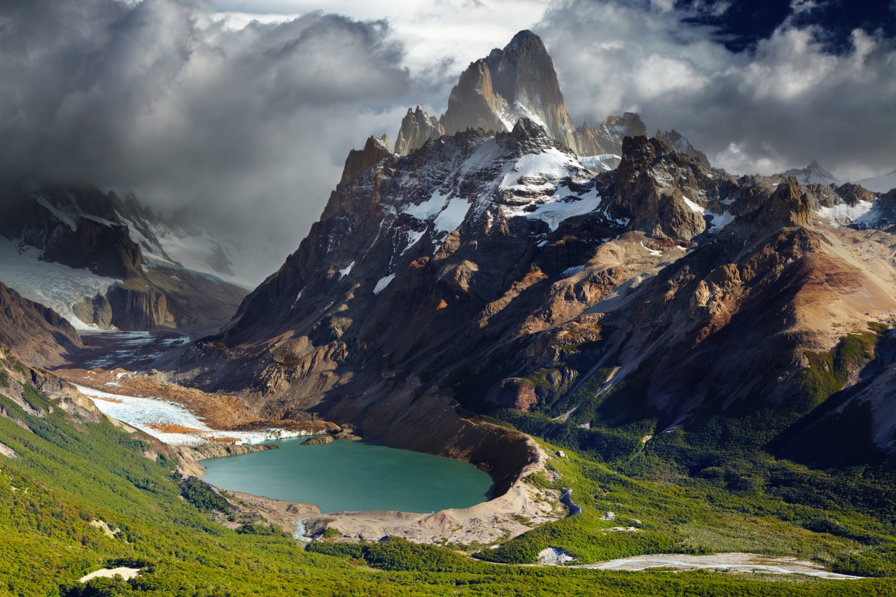 Nezdolná hora - Hora Fitz Roy, též nazývaná Cerro Chaltén se nachází v argentinském národním parku Los Glaciares na území Patagonie. Má pověst jedné z neobtížněji zdolatelných hor