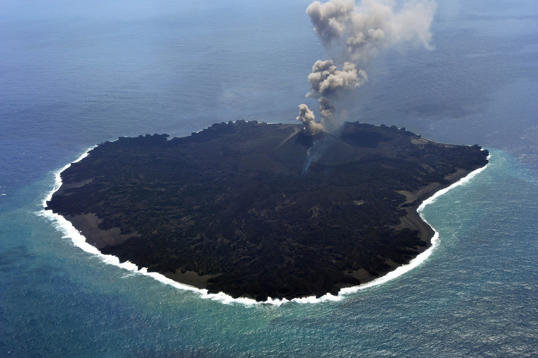 Nišinošima - půlstoletí mladý ostrov -<p>Nišinošima je menší, 700 m široký ostrov vulkanického původu pod správou Japonska, nacházející se v Tichém oceánu. Vznikl spojením několika menších ostrůvků, vytvořených během erupce v roce 1974.</p>