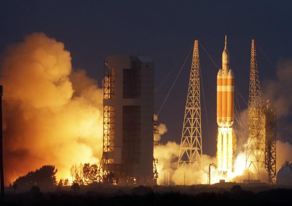 Start rakety Delta IV Heavy a kosmické lodi Orion - 