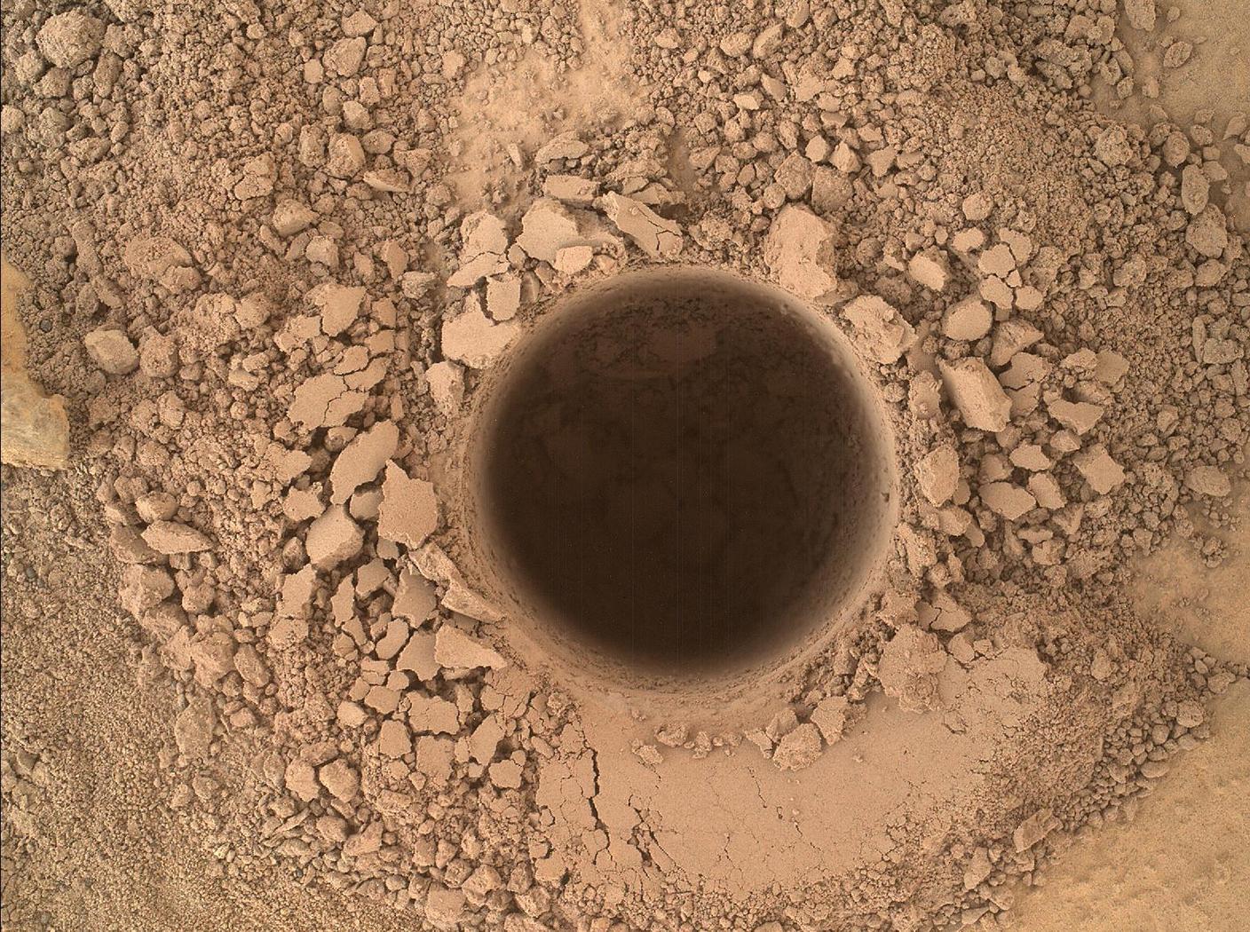 První ostrý vrt v hoře Mount Sharp - 