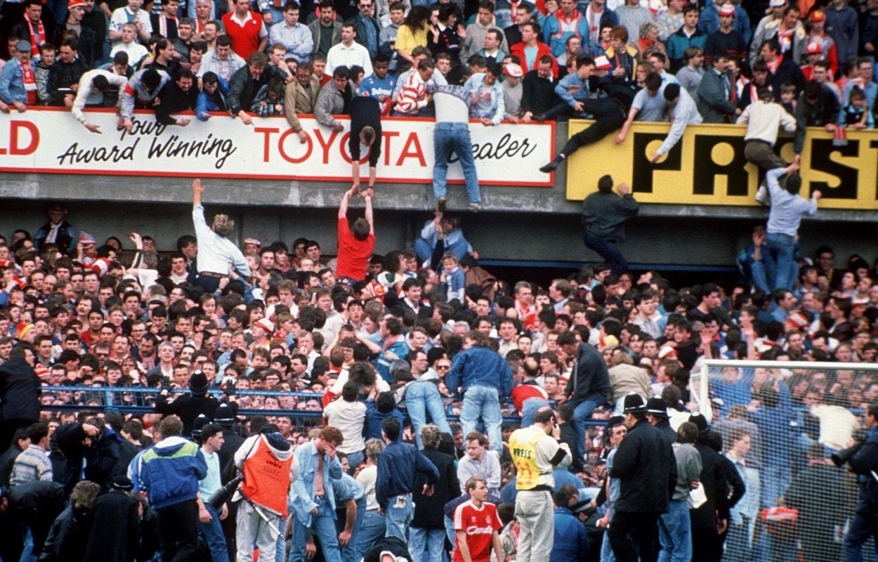 <h3>Fotbalové peklo</h3><p><strong>Tragédie na Hillsborough | 15. dubna 1989</strong></p><p>Semifinálové utkání Anglického poháru mezi <strong>Liverpoolem</strong> a <strong>Nottingham Forest</strong> z 15. dubna 1989 se nechvalně zapsalo do fotbalových dějin. Tragédie odstartovala ve chvíli, kdy policie vpustila na přeplněnou tribunu tísnící se fanoušky. Zápas už začal a masa proudících fotbalových nadšenců se snažila co nejrychleji dostat dovnitř. Někteří lidé byli přitlačeni na plot, přes který se jim podařilo uniknout, ale jiní byli doslova sevřeni v davu a udusili se vestoje. <strong>Výsledkem bylo 700 zraněných a 96 mrtvých, kteří byli ušlapáni nebo udušeni.</strong></p>