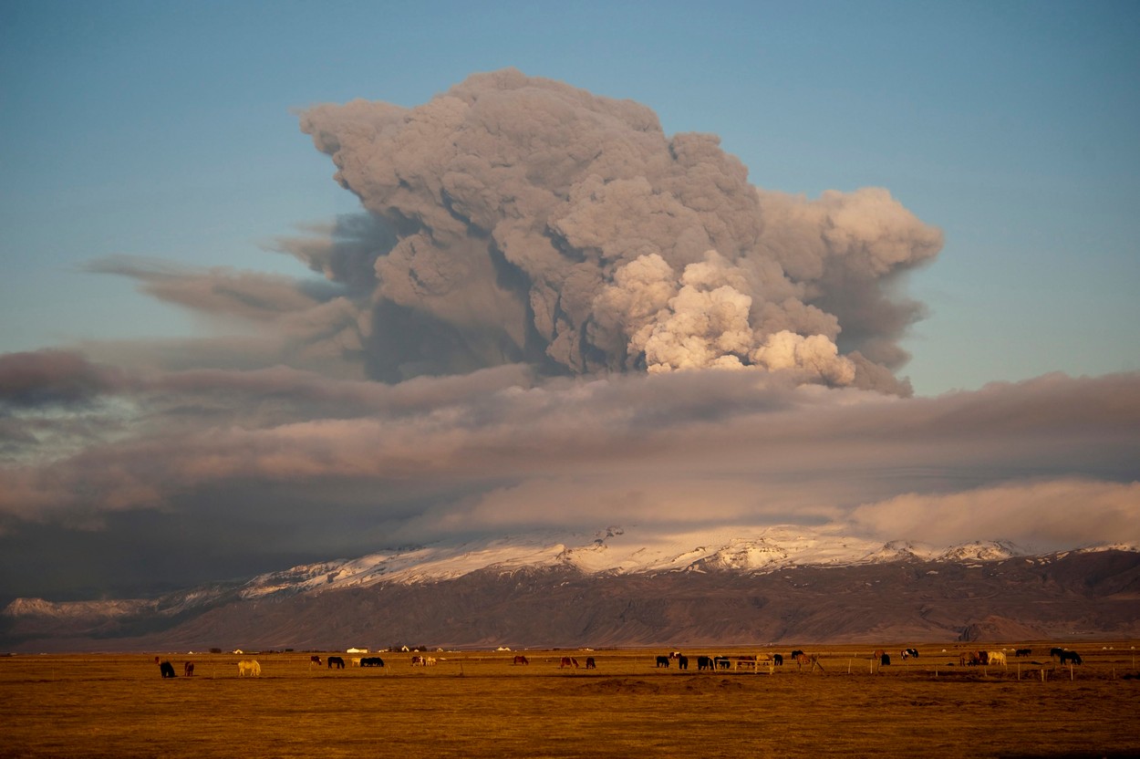 <h3>Popel z islandské sopky zavřel letiště</h3><p><strong>Erupce sopky Eyjafjallajökull | 15. dubna 2010</strong></p><p>Neobvyklou seismickou aktivitu spolu s popraskaným povrchem zemské kůry zachytili vědci již v únoru 2010. Na počátku března naměřili v epicentru sopky na 3 000 otřesů. 14. dubna o sobě dala Eyjafjallajökull vědět naplno. Erupce nenechala nikoho na pochybách, že se obávaný kolos probudil k životu. <strong>Následující den zamořil sopečný prach vzdušný prostor nad starým kontinentem, což mělo za následek uzavření většiny velkých evropských letišť</strong>.</p>