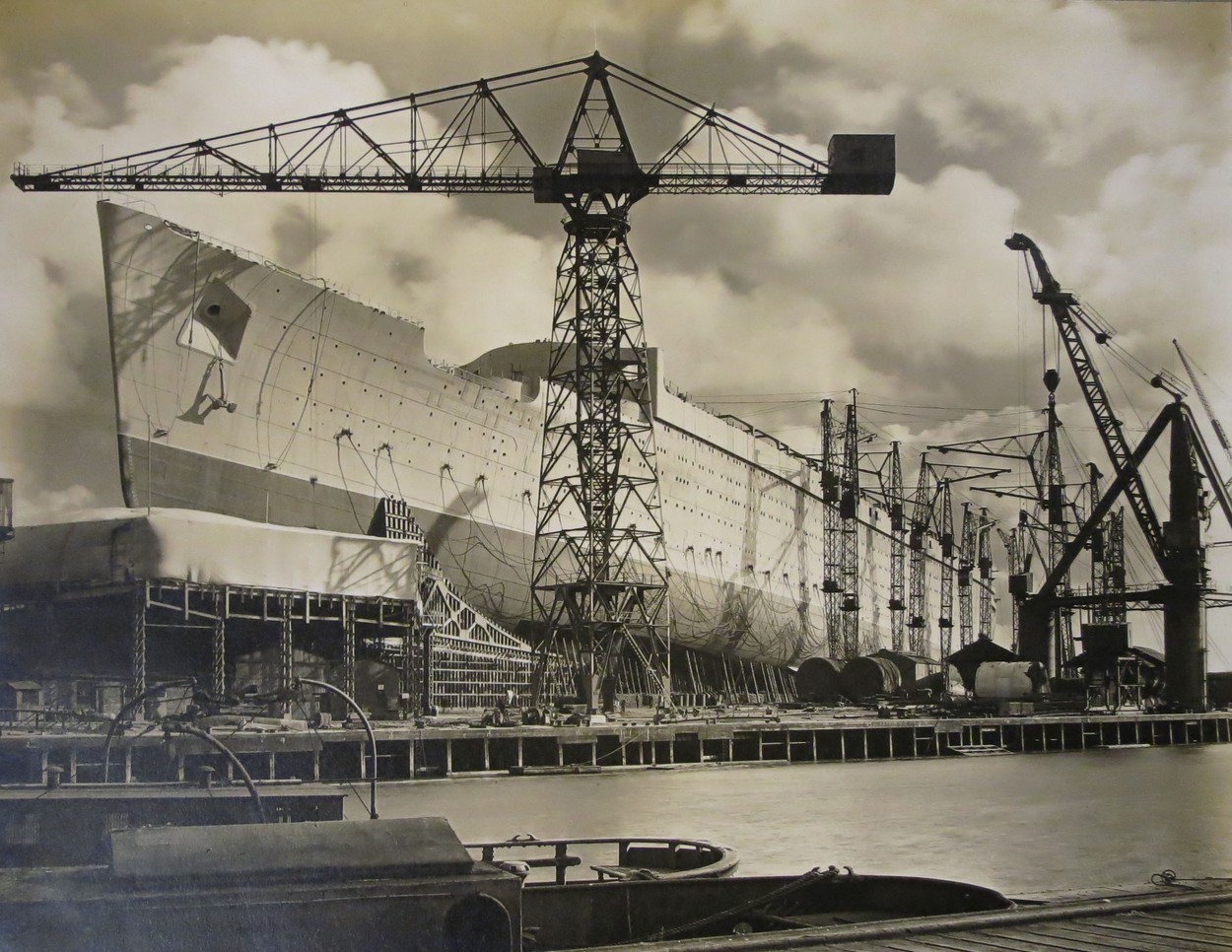 RMS Queen Mary byl zaoceánský parník patřící britsko-americkému rejdařství Cunard Line, který byl v provozu v letech 1936–1967. 