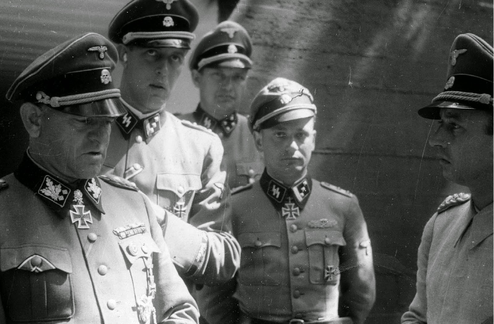 V elitní společnosti -<p>Zleva: Sepp Dietrich, Otto Günsche, Erich Kempka, Hermann Weiser a Hermann Fegelein. Snímek pochází z Rastenburgu (srpen 1944)</p>