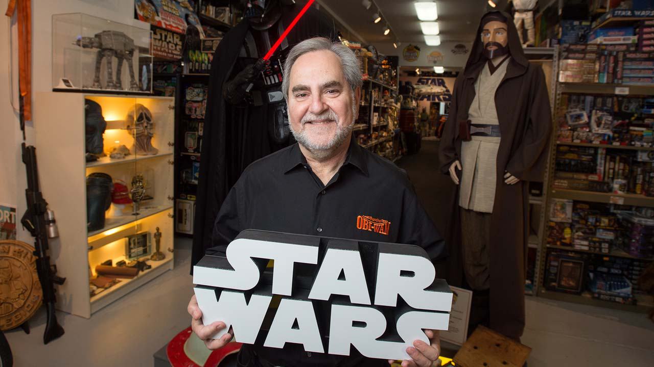 Okradený sběratel Steve Sansweet -<p>Z největší sbírky artefaktů z tématikou Star Wars zmizela stovka vzácných přednětů.</p>