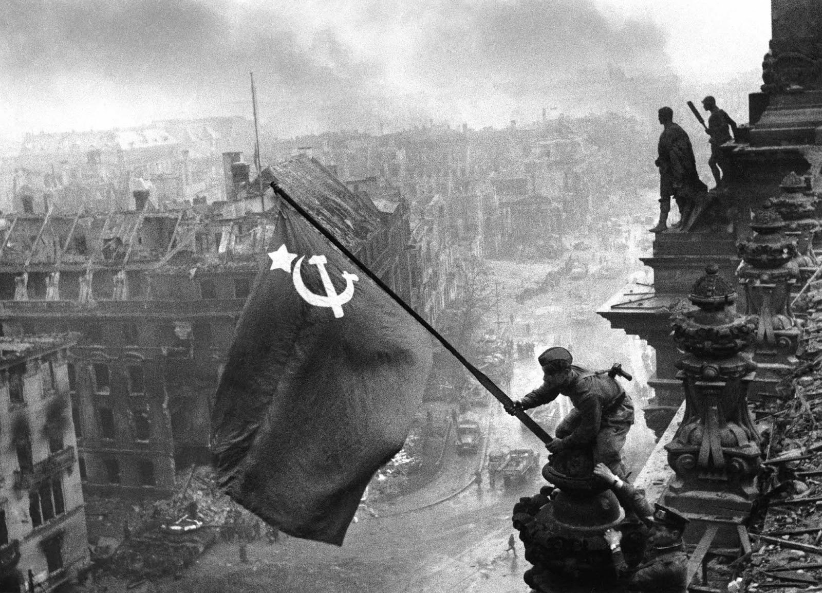 Sovětský prapor nad Reichstagem -<p>Dobytí Reichstagu mělo symbolizovat porážku nacistického Německa a zároveň ukázat rozhodující podíl Sovětského svazu na ukončení války.</p>