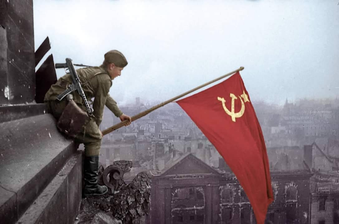 <p>Méně známá verze fotografie „rudého praporu nad Reichstagem“ zachycuje sovětského vojáka Alexeje Kovaljova 2. května 1945.</p>