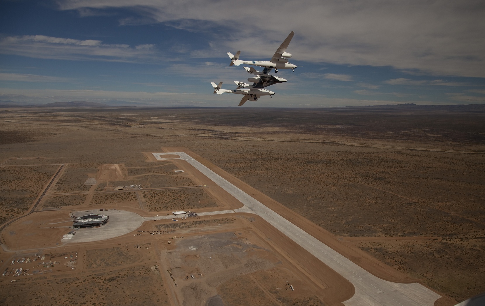 Raketoplán SpaceShipTwo na nosném letounu - 